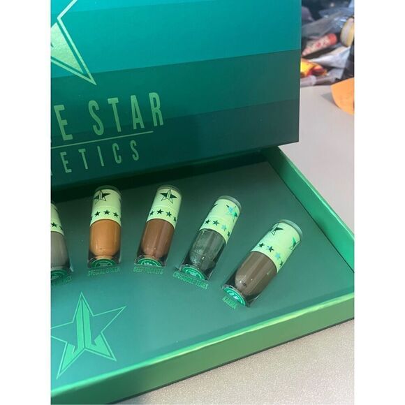 The inside of the #BLOODMONEY @jeffreestarcosmetics palette  Jeffree Star Money Honey Mint Green Lip Stick Palette